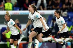 开云下载-巴黎女子足球队凭借团结合作，斩获胜利