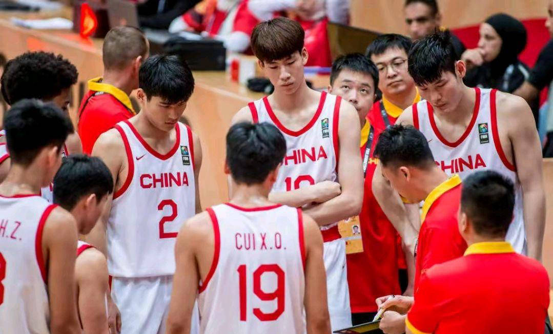 青岛男篮连胜在望,球员积极备战 青岛男篮连胜在望,球员积极备战