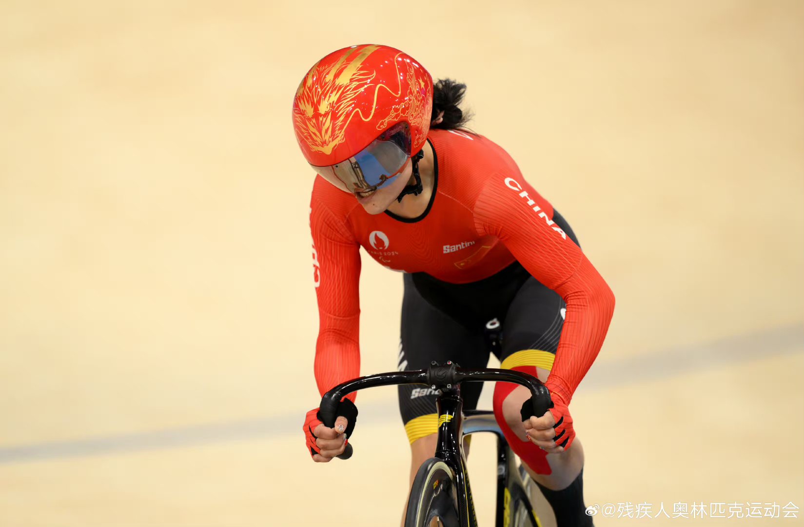 荷兰自行车选手流畅骑行,获得金牌 荷兰自行车选手流畅骑行,获得金牌