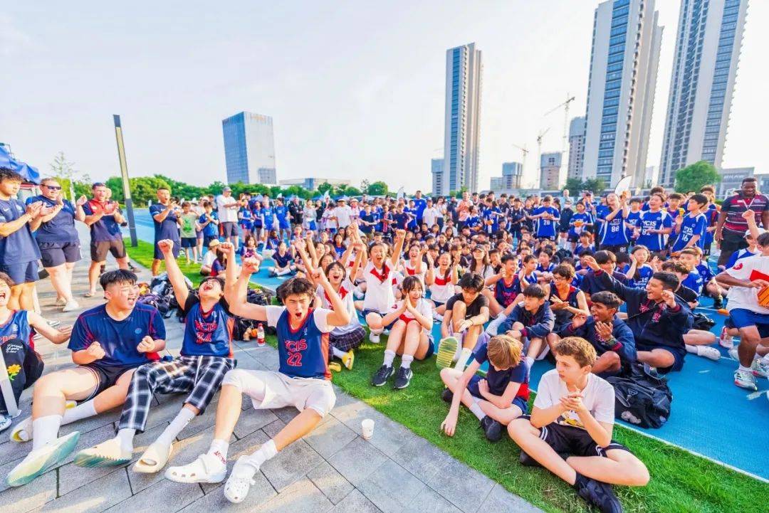 赛场上的激烈比拼,选手们全力以赴 赛场上的激烈比拼,选手们全力以赴