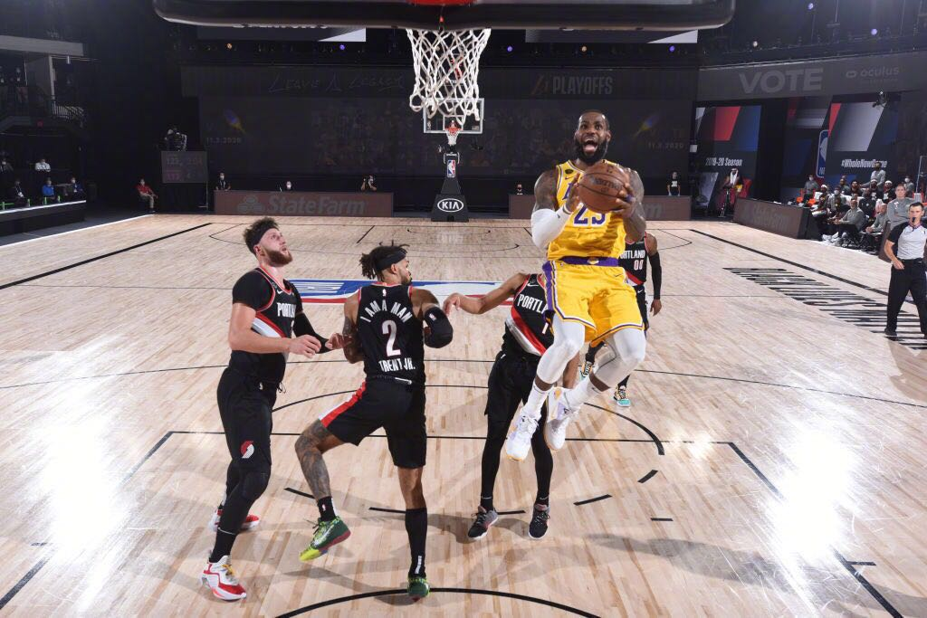 雄鹿鏖战天津队，詹姆斯刷新纪录的简单介绍