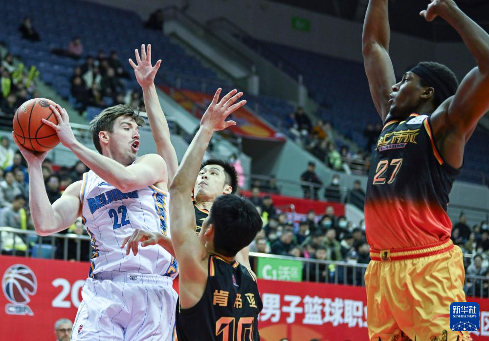 北京首钢客场逆转获得胜利，冲刺季后赛