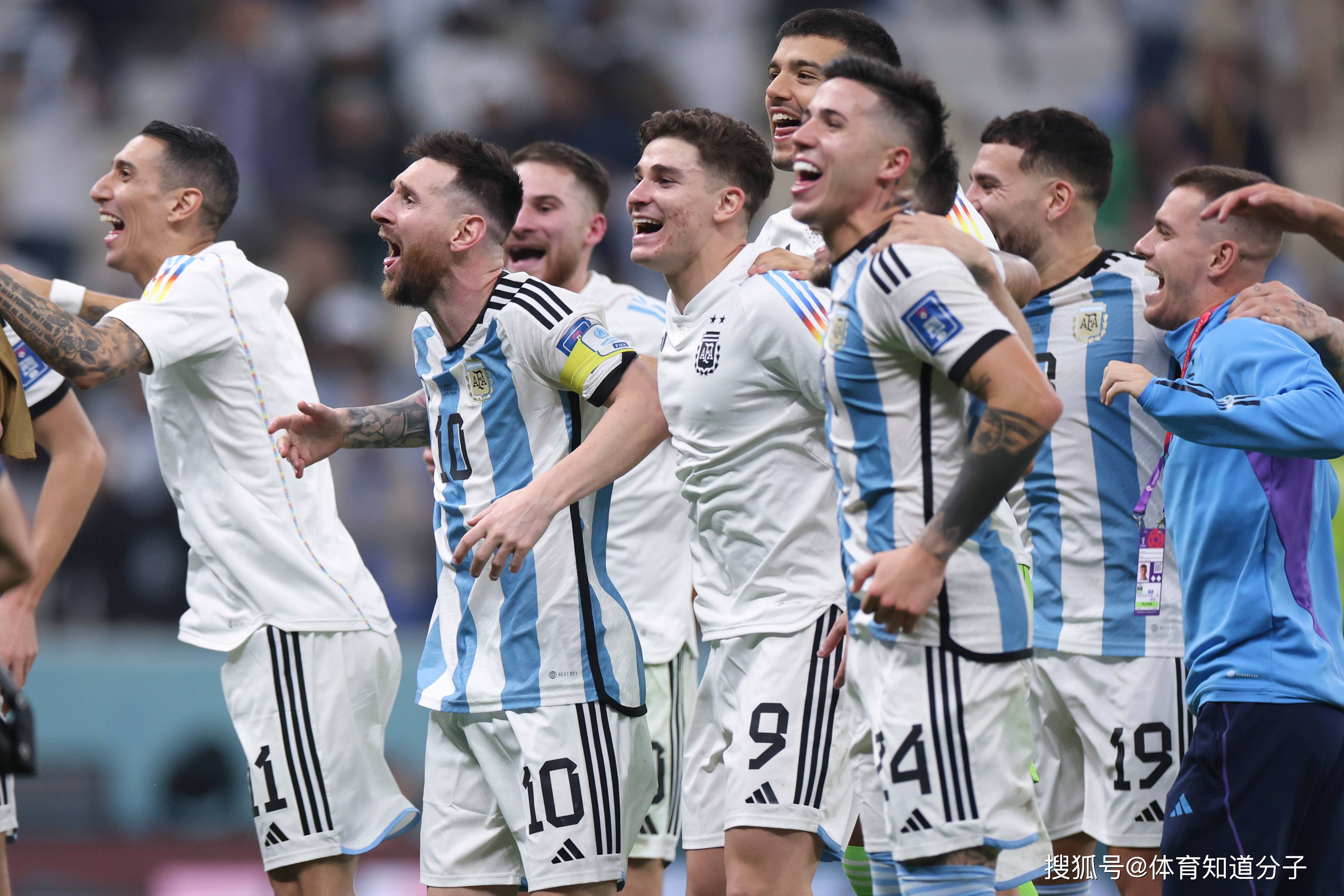 包含巴西队在国际杯比赛中一路高歌猛进的词条