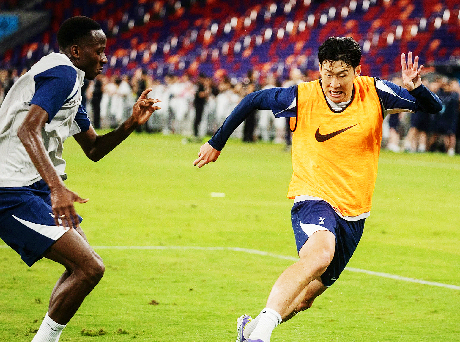 包含热刺挣扎而战，冲击晋级名额的词条