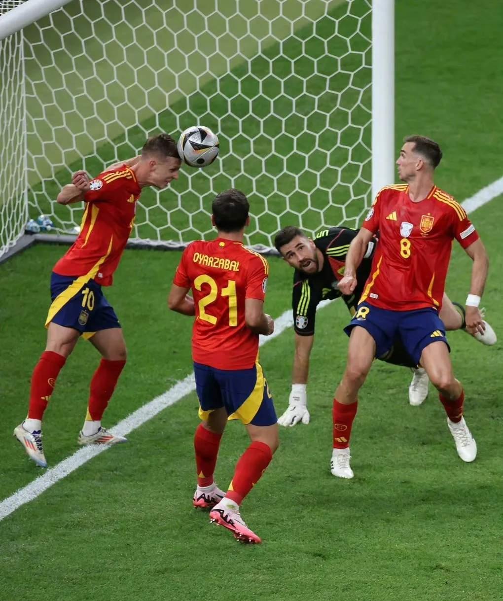 欧洲联赛高能对决，球员身着斗志准备战斗的简单介绍