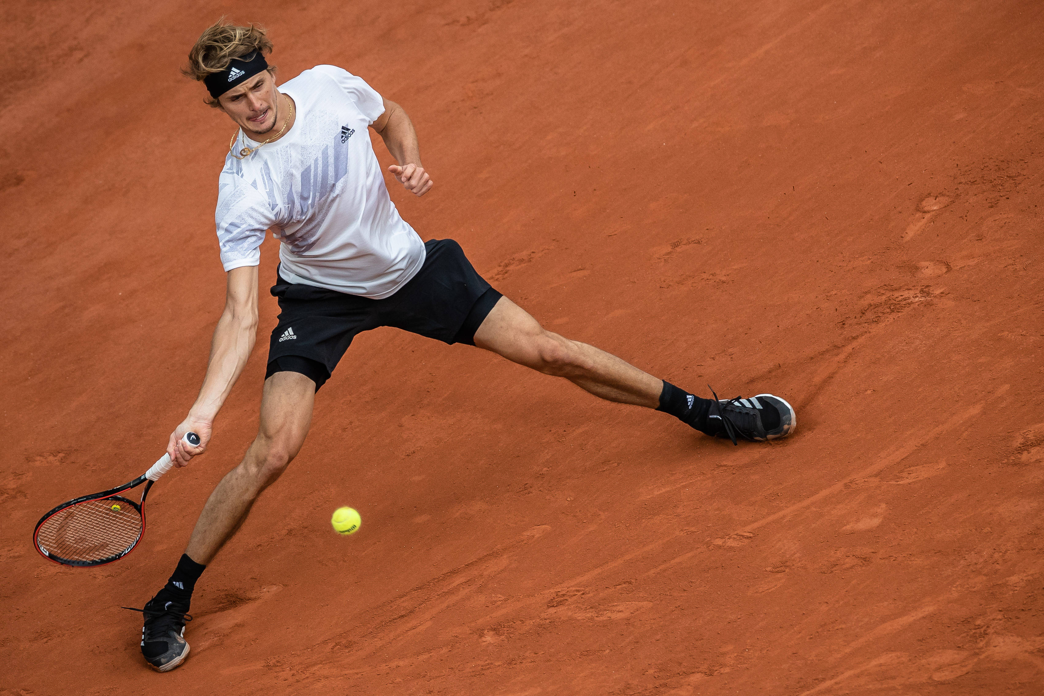 包含法国网球队强势英国网球队，兹维列夫完成帽子戏法的词条