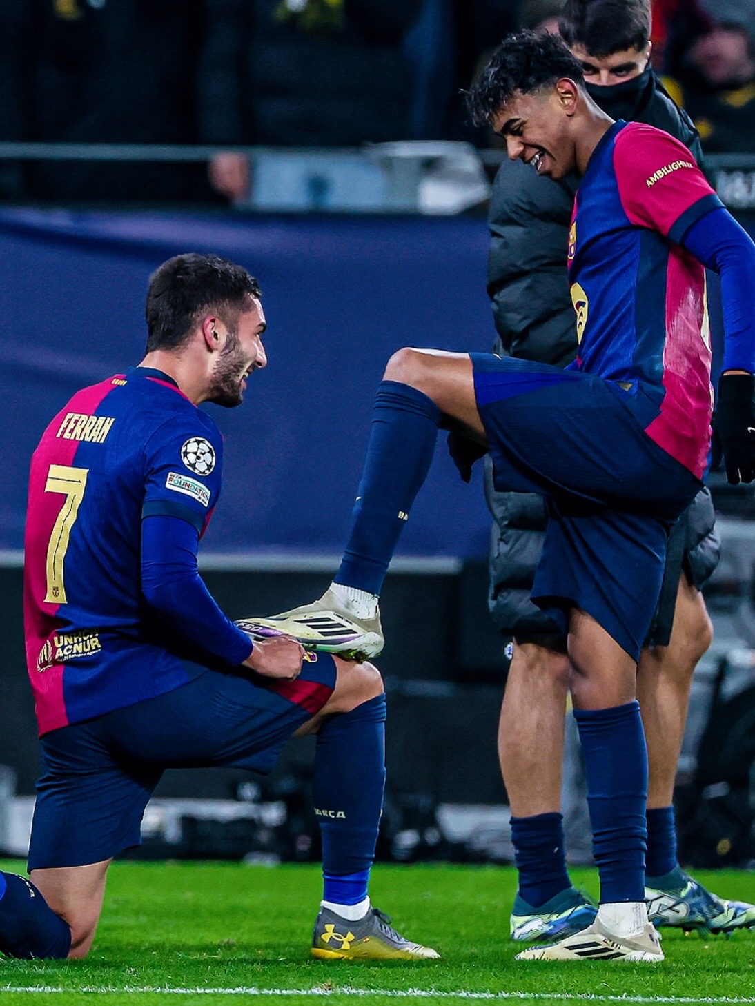 皇马鏖战哥伦比亚,迪马利亚送出助攻 皇马鏖战哥伦比亚,迪马利亚送出助攻