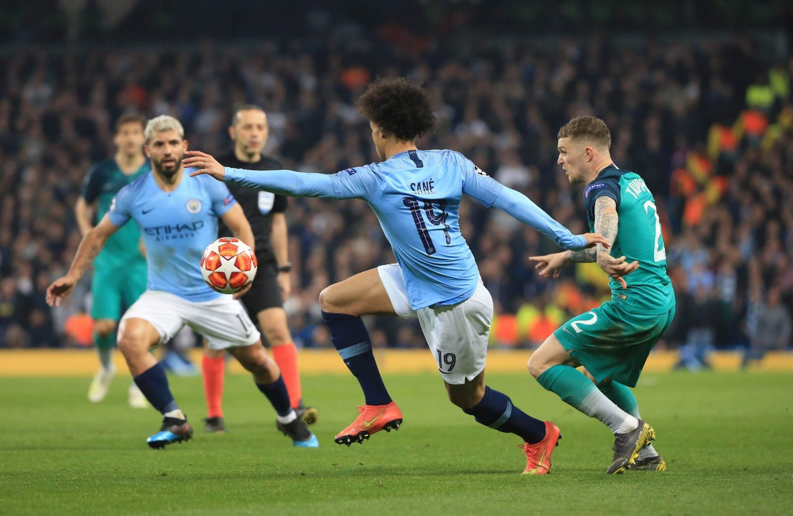 曼城全取三分，小组头名近在咫尺的简单介绍