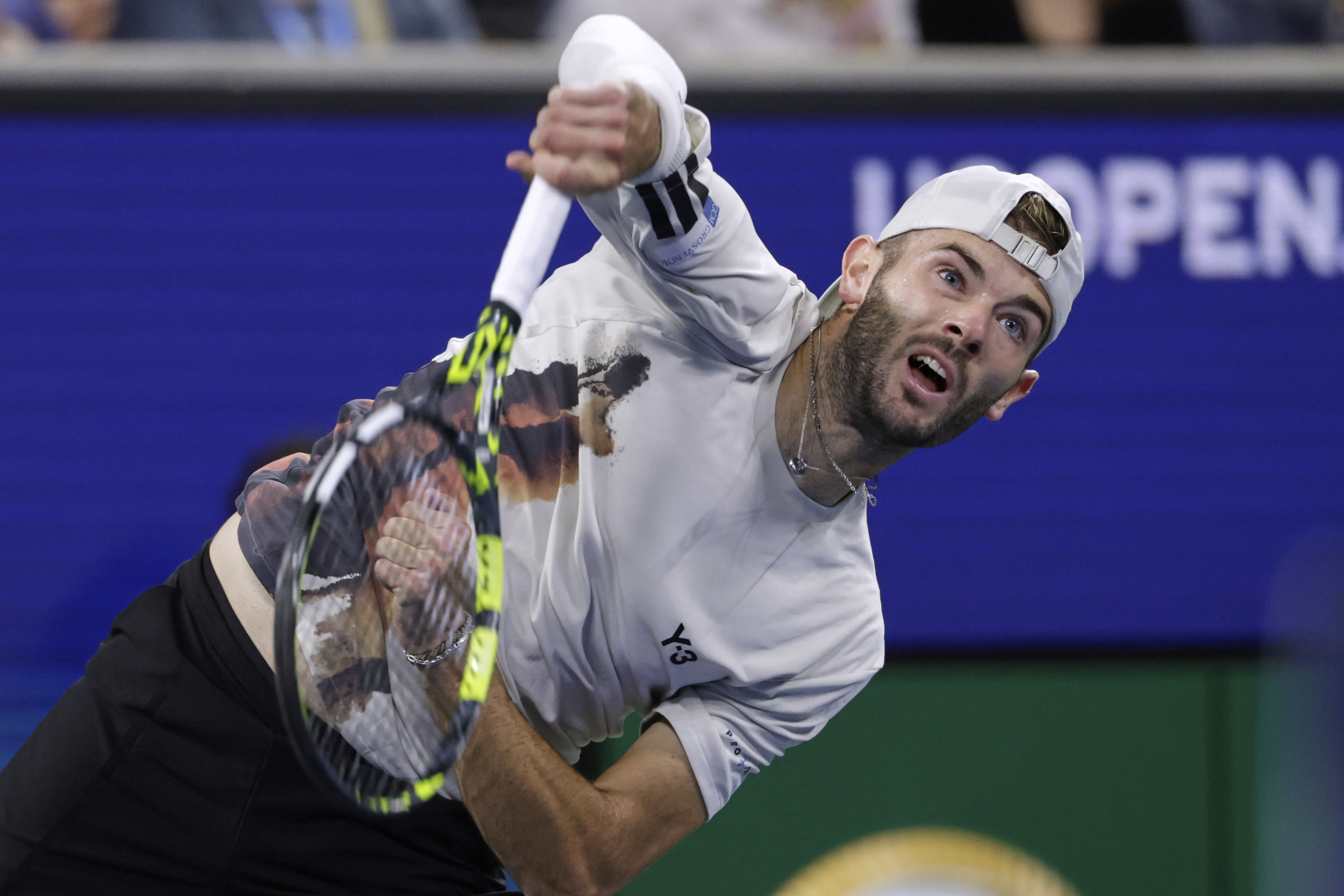 包含英国网球队碾压美国网球队，兹维列夫统治全场的词条