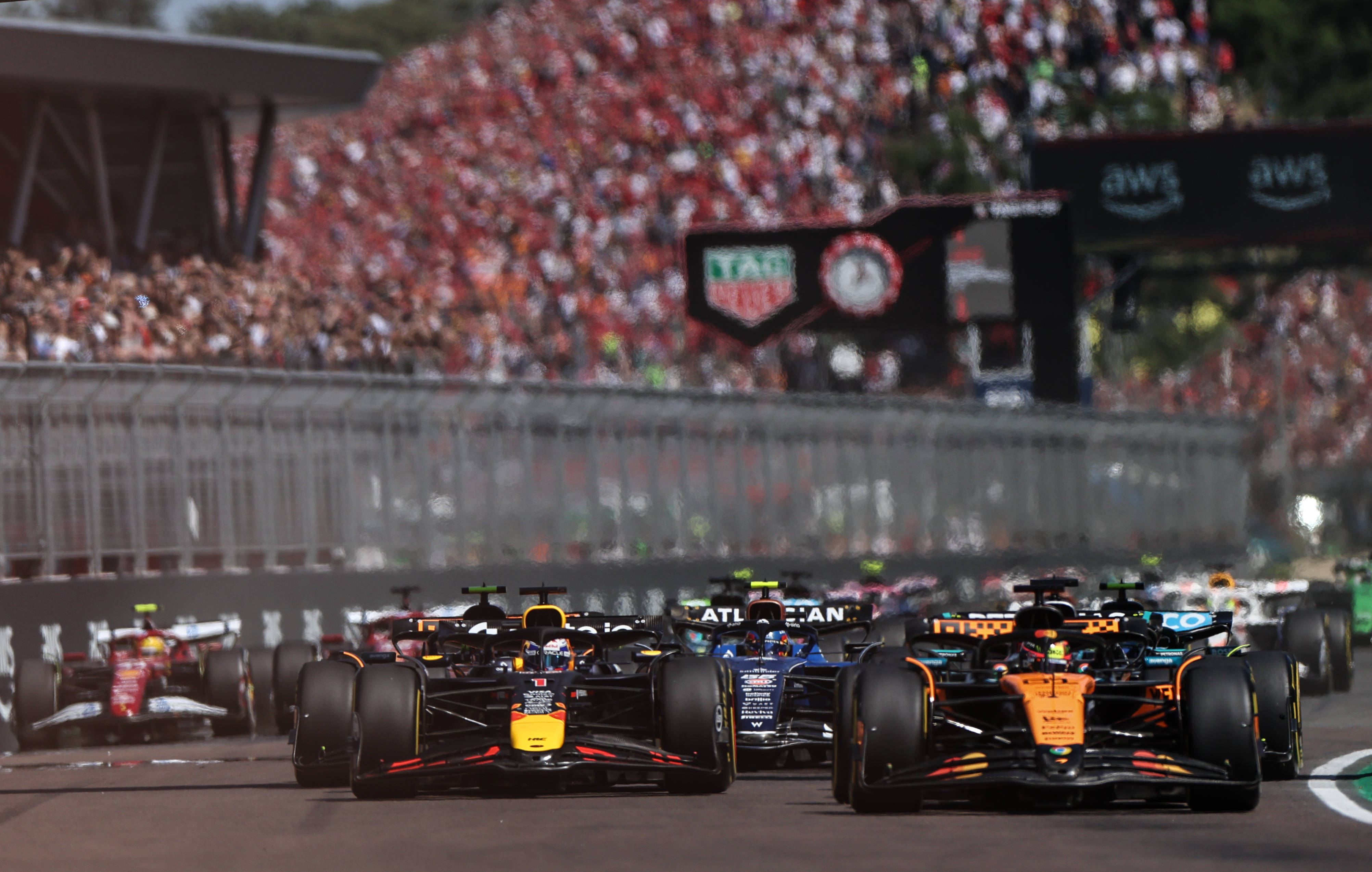 包含阿斯顿马丁力克红牛二队，皮亚斯特里惊艳四座的词条