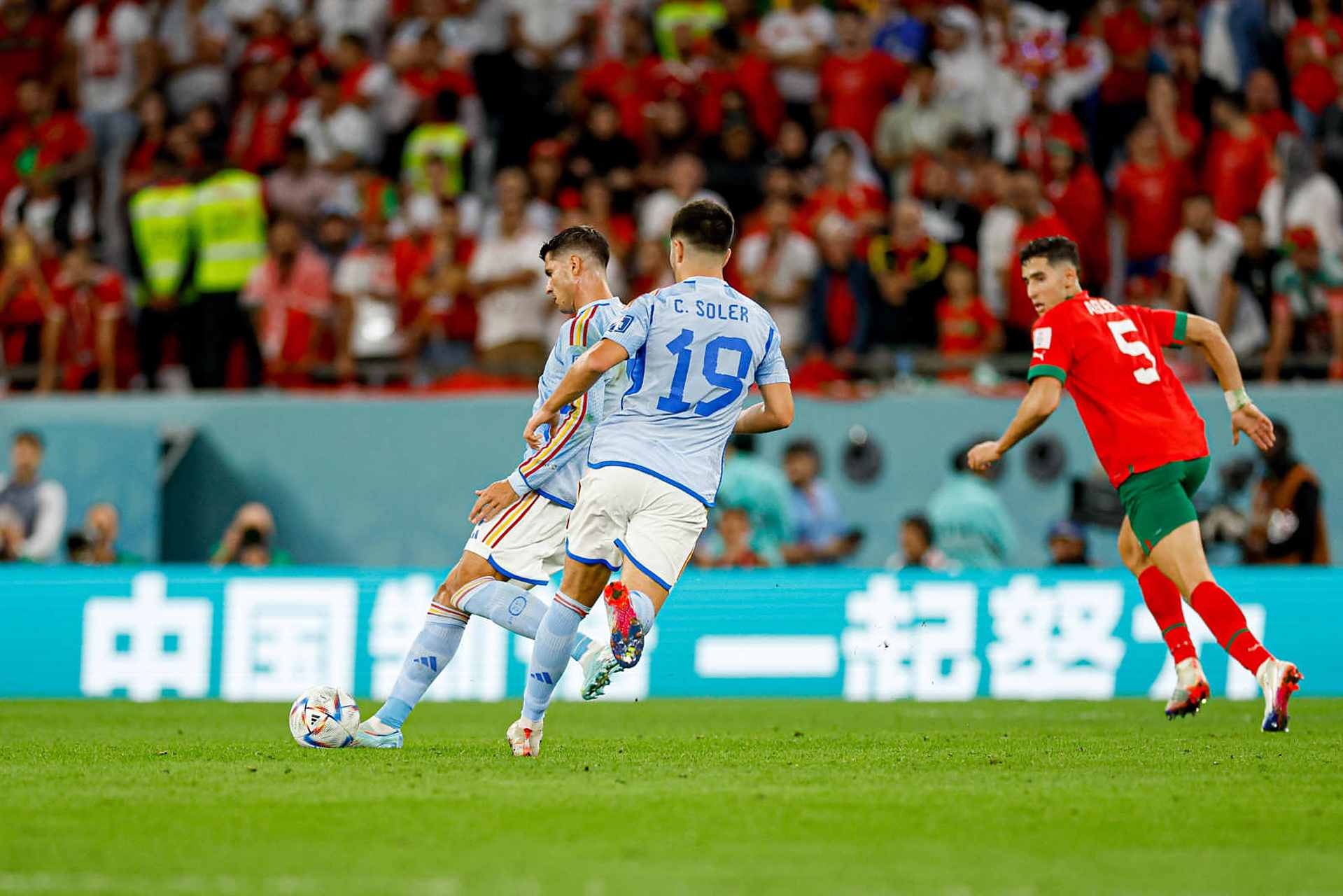 包含热闹之夜：足球赛场上的精彩瞬间纷至沓来的词条