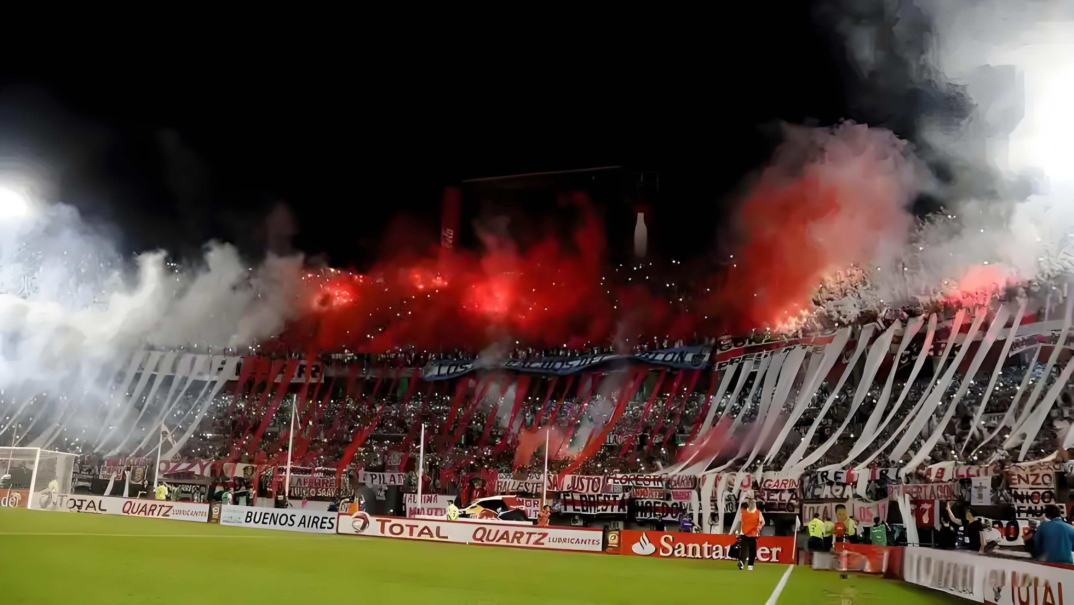 包含热闹之夜：足球赛场上的精彩瞬间纷至沓来的词条