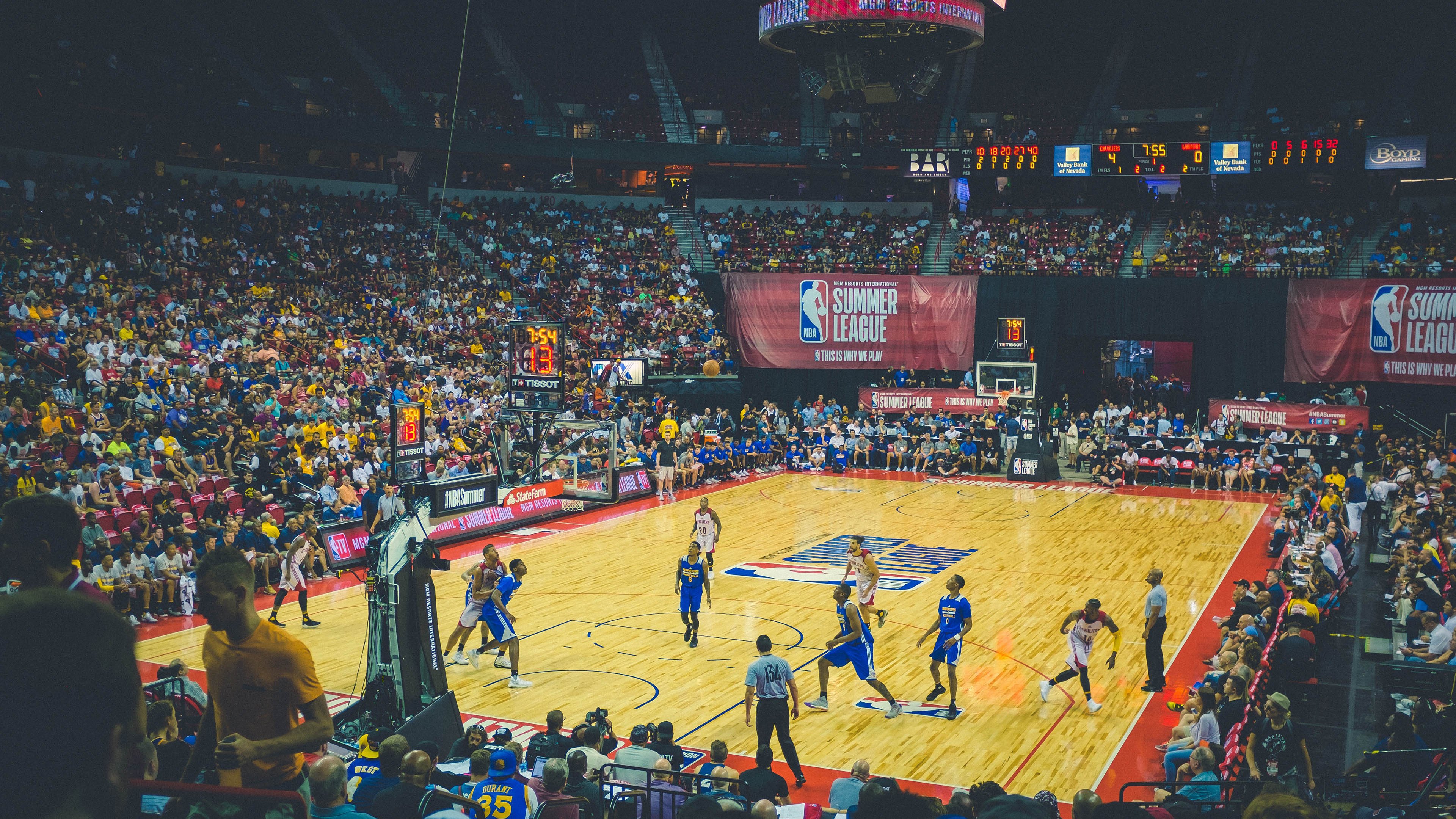 雷霆万钧，F1年度争冠焦点战与新疆队的征服之路