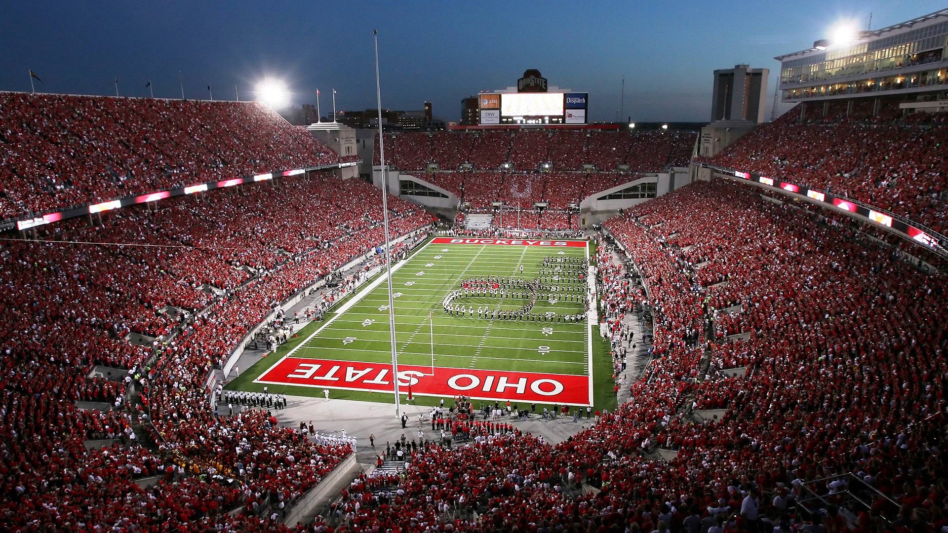 引擎轰鸣与球场统治,当F1揭幕战之夜遇上英格拉姆的传奇数据