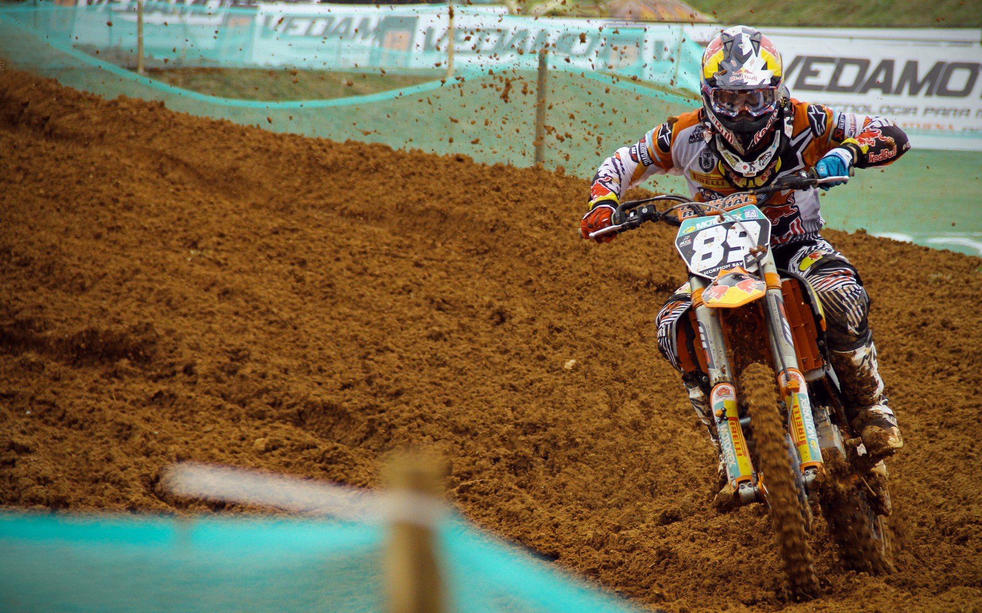 赛道上的冰与火,F1年度争冠之夜与拉文的跨界启示